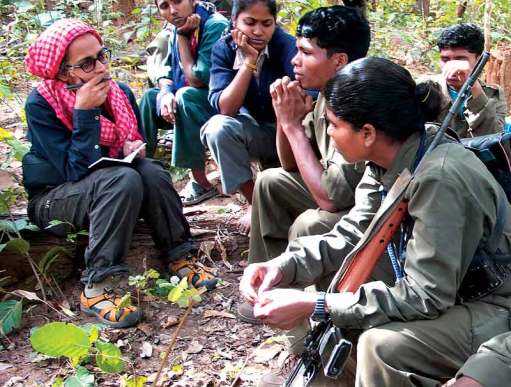 அருந்ததி ராய் எனும் அறிவிஜீவி 18+ Susanna-arundhati-roy-with-maoists